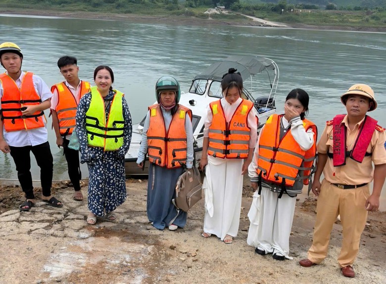 CSGT Ph&uacute; Thọ v&agrave; h&agrave;nh tr&igrave;nh đến trường an to&agrave;n cho học sinh v&ugrave;ng l&ograve;ng hồ- Ảnh 5.