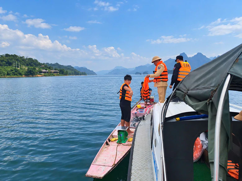 CSGT Ph&uacute; Thọ v&agrave; h&agrave;nh tr&igrave;nh đến trường an to&agrave;n cho học sinh v&ugrave;ng l&ograve;ng hồ- Ảnh 7.