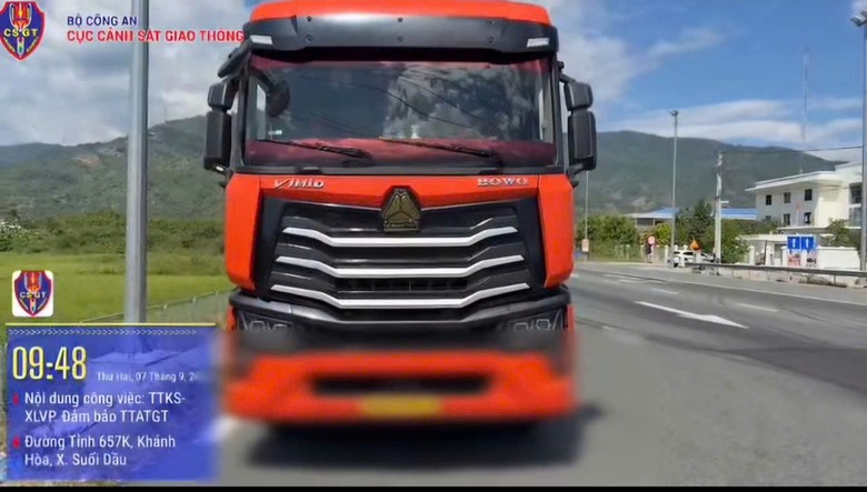 Xử phạt t&agrave;i xế v&agrave; chủ xe đầu k&eacute;o kh&ocirc;ng c&oacute; ph&ugrave; hiệu chạy tr&ecirc;n cao tốc qua tỉnh Kh&aacute;nh H&ograve;a- Ảnh 1.