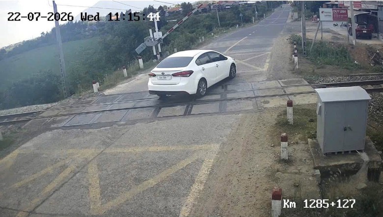 Cảnh s&aacute;t giao th&ocirc;ng Kh&aacute;nh H&ograve;a xử l&yacute; nghi&ecirc;m vi phạm, ngăn tai nạn đường sắt- Ảnh 1.