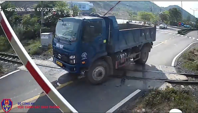 Cảnh s&aacute;t giao th&ocirc;ng Kh&aacute;nh H&ograve;a xử l&yacute; nghi&ecirc;m vi phạm, ngăn tai nạn đường sắt- Ảnh 2.