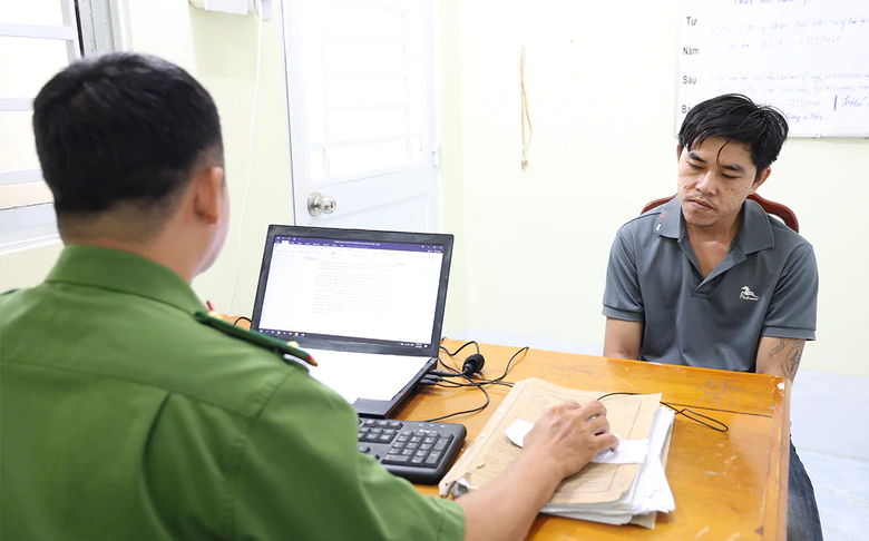 An Giang: Bắt giữ đối tượng t&agrave;ng trữ ma t&uacute;y, ph&aacute;t hiện th&ecirc;m khẩu s&uacute;ng v&agrave; 12 vi&ecirc;n đạn- Ảnh 1.
