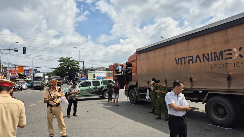 Xe tải và xe máy xảy ra va chạm tại Cổng 11, ba người tử vong tại chỗ- Ảnh 1.