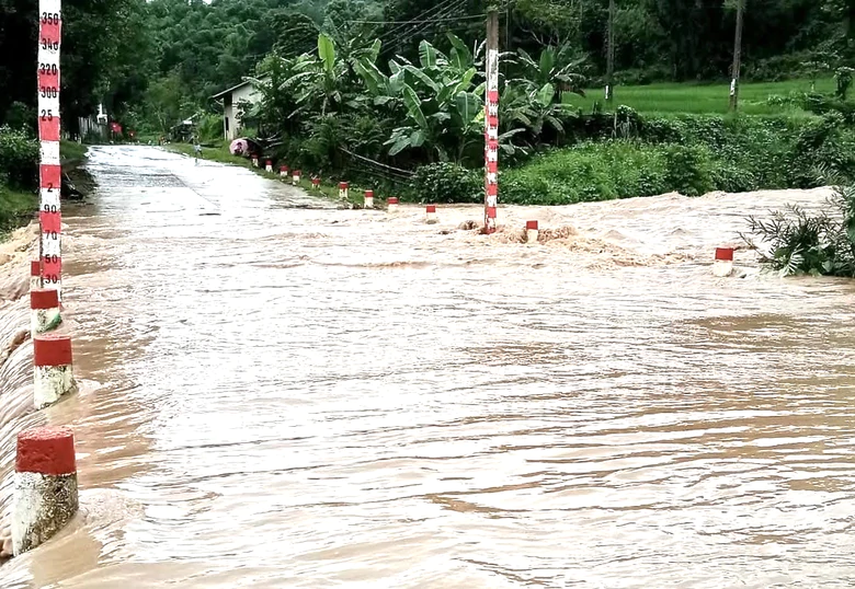 Thanh Ho&aacute;: Đường tỉnh 521E xuống cấp nghi&ecirc;m trọng, tiềm ẩn nguy cơ mất an to&agrave;n giao th&ocirc;ng- Ảnh 2.
