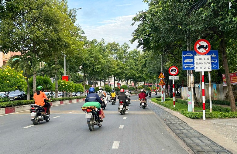 Nhiều phương án "mở lối" cho xe của doanh nghiệp dọc tuyến Đồng Khởi- Ảnh 1.