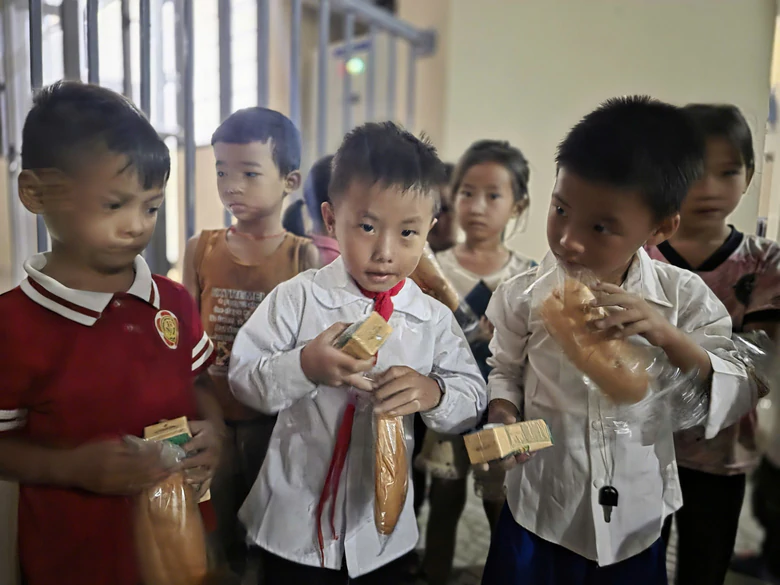 Một ng&agrave;y sinh hoạt của học sinh nội tr&uacute; bi&ecirc;n giới ở T&acirc;y Bắc ra sao?- Ảnh 1.