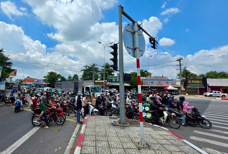 Điều chỉnh, phân luồng lại giao thông khu vực Cổng 11- Ảnh 3.