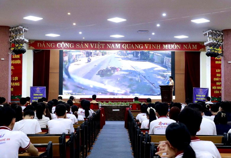 5.000 sinh vi&ecirc;n Đại học Nghệ An được tuy&ecirc;n truyền, đ&agrave;o tạo kỹ năng l&aacute;i xe an to&agrave;n.- Ảnh 1.