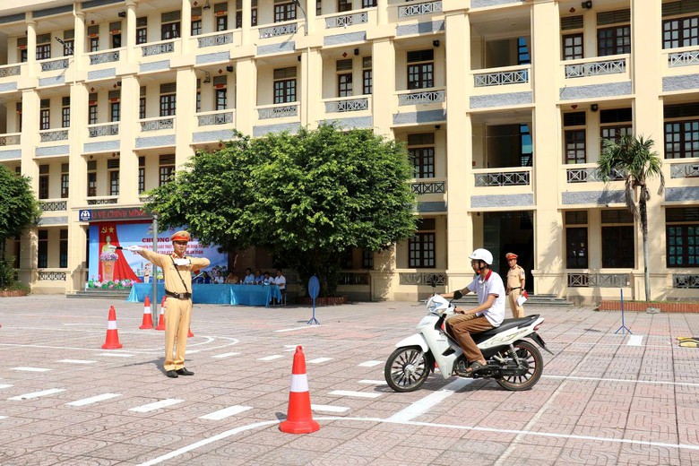 5.000 sinh vi&ecirc;n Đại học Nghệ An được tuy&ecirc;n truyền, đ&agrave;o tạo kỹ năng l&aacute;i xe an to&agrave;n.- Ảnh 3.
