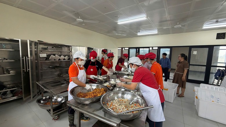 Hà Nội yêu cầu rà soát toàn bộ phương án tổ chức bữa ăn bán trú - Ảnh 1.