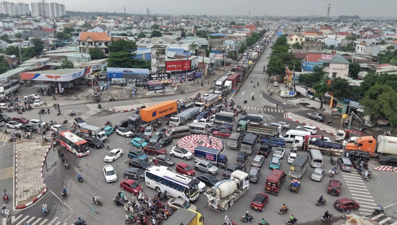 Điều chỉnh, phân luồng lại giao thông khu vực Cổng 11- Ảnh 1.