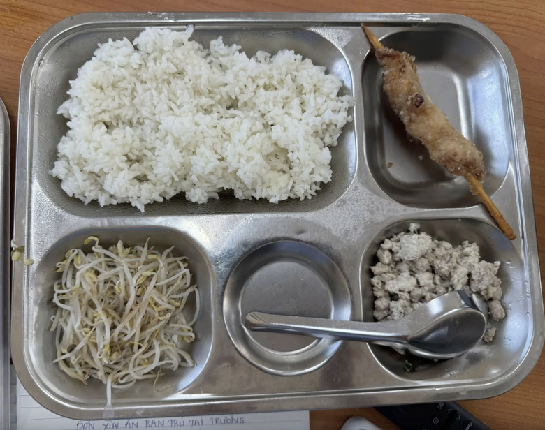 Hà Nội yêu cầu làm rõ phản ánh suất ăn bán trú ít thịt, nhiều giá đỗ - Ảnh 1.