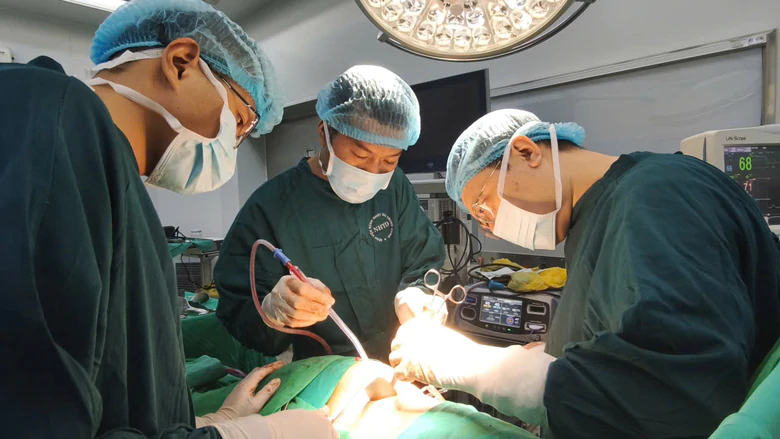 Phát hiện khối áp xe phổi khủng do biến chứng rò đại tràng - Ảnh 1.