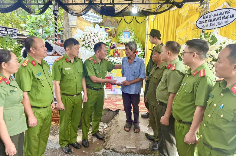 Nhiều đơn vị thăm hỏi, hỗ trợ gia đ&igrave;nh 3 nạn nh&acirc;n tử vong do tai nạn giao th&ocirc;ng ở Cổng 11- Ảnh 1.