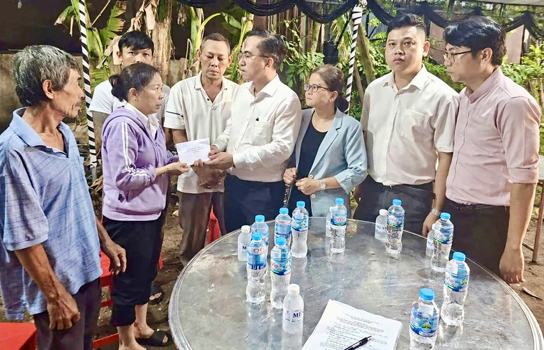 Nhiều đơn vị thăm hỏi, hỗ trợ gia đ&igrave;nh 3 nạn nh&acirc;n tử vong do tai nạn giao th&ocirc;ng ở Cổng 11- Ảnh 3.