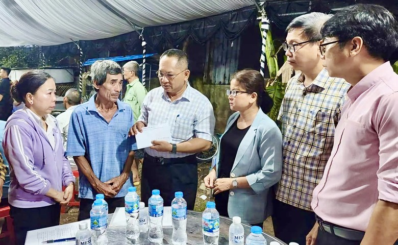 Nhiều đơn vị thăm hỏi, hỗ trợ gia đ&igrave;nh 3 nạn nh&acirc;n tử vong do tai nạn giao th&ocirc;ng ở Cổng 11- Ảnh 2.