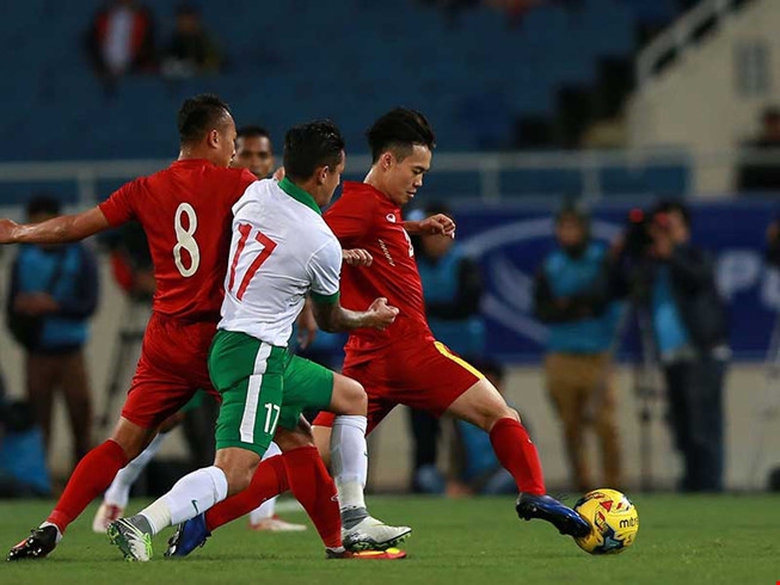 ĐT Việt Nam (đỏ) cần giữ được c&aacute;i đầu lạnh khi tiế