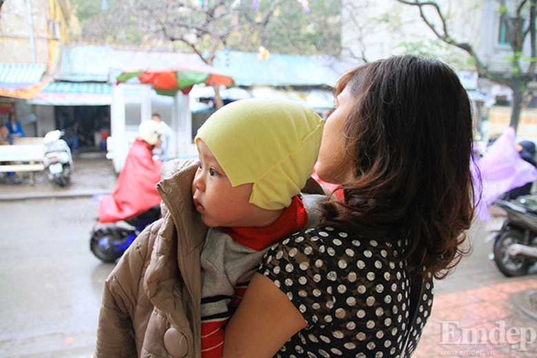 Giữ ấm cho trẻ khi ra ngo&agrave;i đường khi thời tiết mư