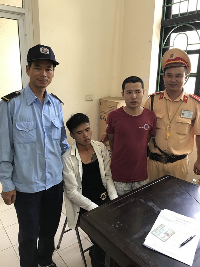 Trung &uacute;y Phạm Văn B&igrave;nh c&ugrave;ng đồng đội giải cứu th&agrave;n