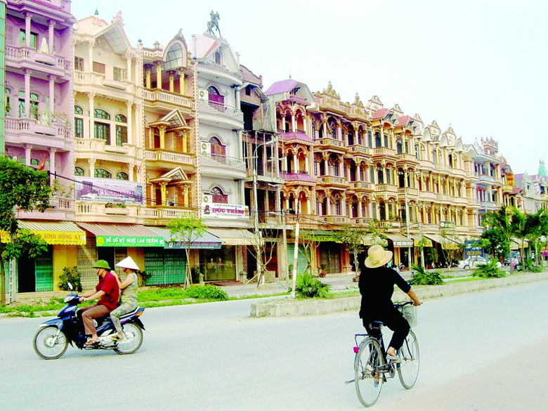 đường v&agrave;o l&agrave;ng tỷ ph&uacute; nhiều căn nh&agrave; ho&agrave;nh tr&aacute;ng mọ