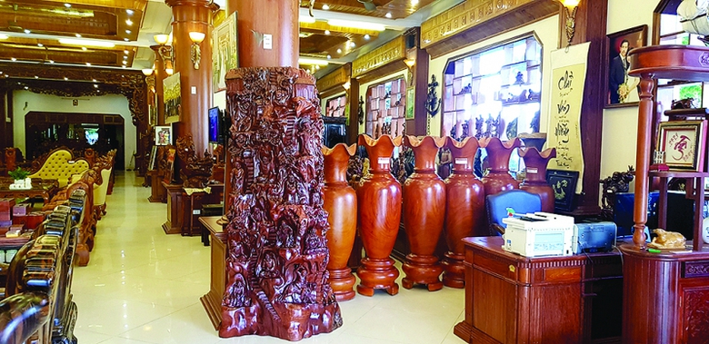 b&ecirc;n trong một cơ sở sản xuất đồ gỗ ở Đồng Kỵ