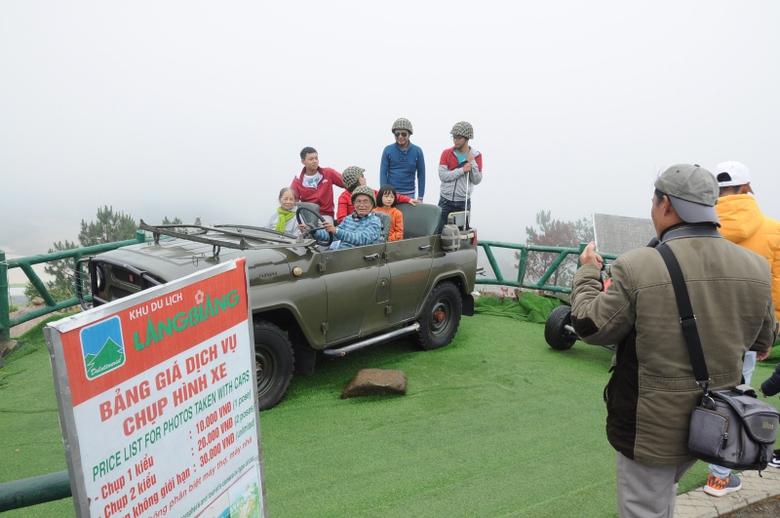 Du kh&aacute;ch chụp ảnh kỷ niệm tr&ecirc;n đỉnh Lang Biang Đ&agrave; 