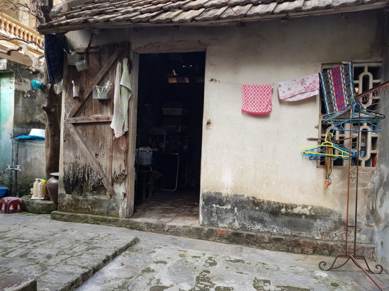 căn nh&agrave; nơi 3 mẹ con chị Ph&uacute;c đang ở nương tựa nhờ