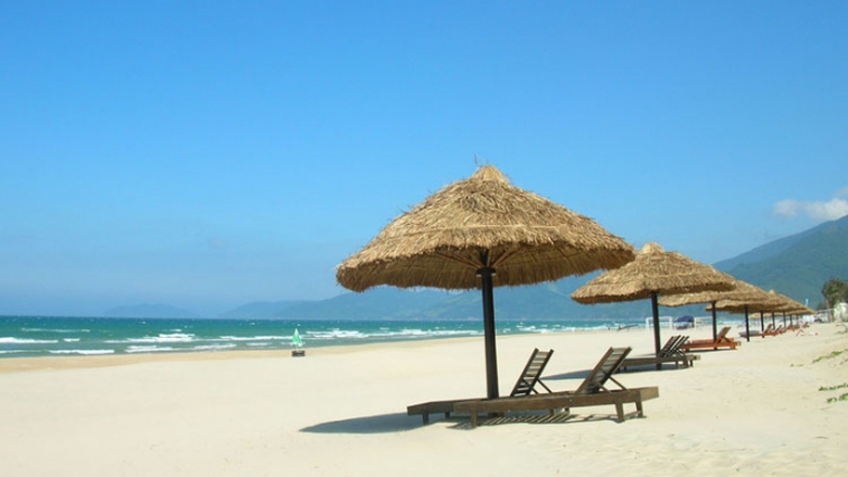 B&atilde;i biển Cảnh Dương l&agrave; b&atilde;i biển c&aacute;t trắng đẹp đến m&ecirc; hồn