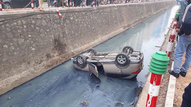 Xế hộp bất ngờ mất phanh lao xuống mương nước