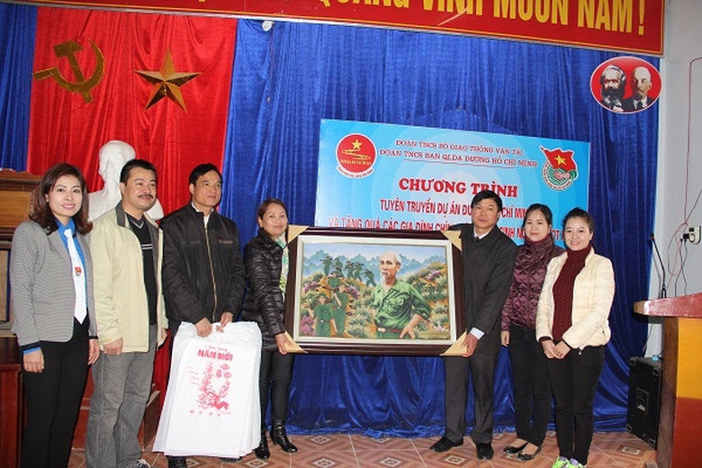 Kh&ocirc;ng những tặng qu&agrave; cho c&aacute;c em học sinh kh&oacute; khăn,