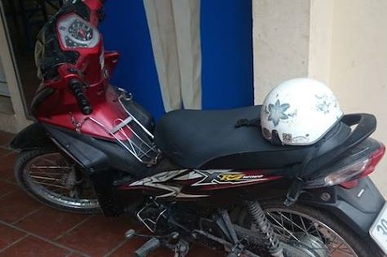 Chiếc xe m&aacute;y bỏ lại ở cầu của thanh ni&ecirc;n t&ecirc;n V