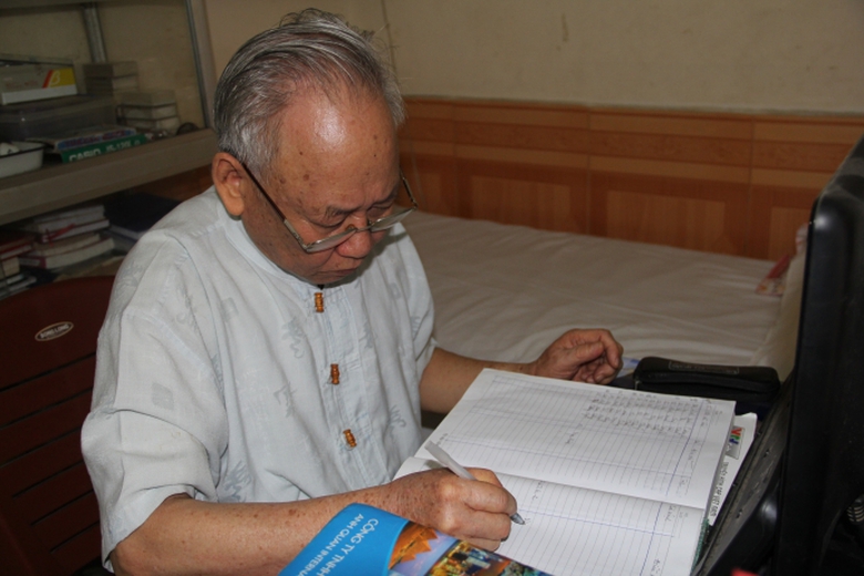 B&aacute;c sĩ Chương cẩn thận ghi t&ecirc;n bệnh nh&acirc;n v&agrave;o sổ th