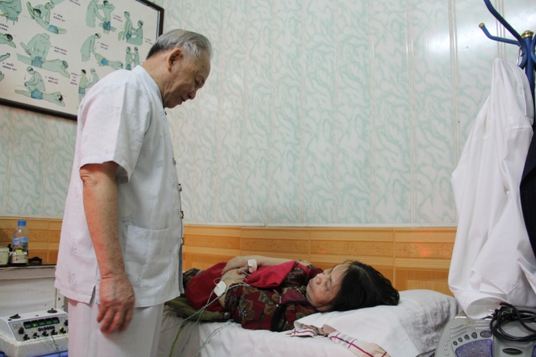 B&aacute;c sĩ Chương tận t&igrave;nh, chăm s&oacute;c bệnh nh&acirc;n tại ph&ograve;