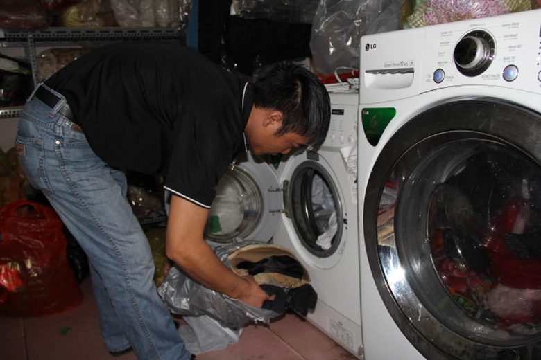 Những ng&agrave;y mưa tiệm giặt nh&agrave; a H&ugrave;ng lu&ocirc;n đ&ocirc;ng kh&aacute;c