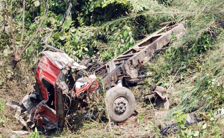 Đầu xe bị bẹp r&uacute;m