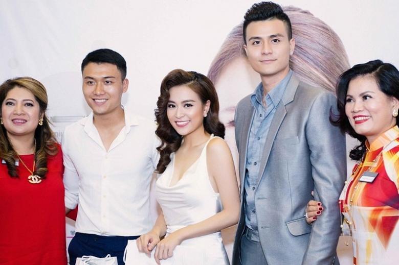 Vinh Thuy va Hoang Thuy Linh cung ekip dua thuong