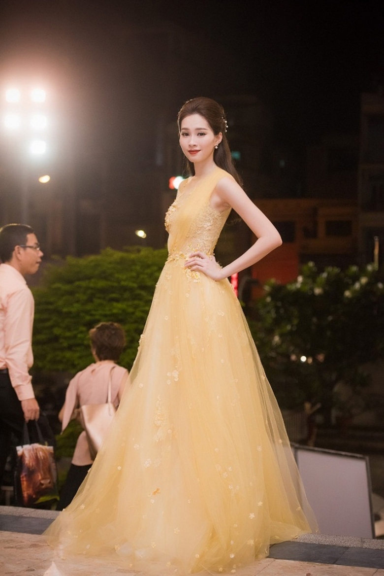 Dang Thu Thao rang ro trong chiec vay cua Hoang Ha