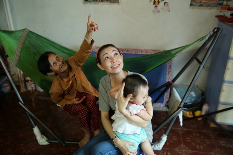 1.Ca si Ha My - Me ruot va chau ngoai cua Ha My vu