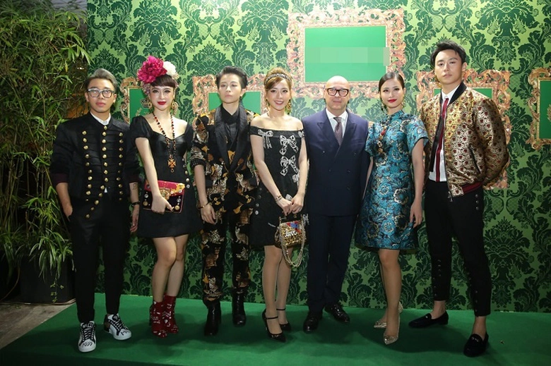 Dan sao quanh NTK Dolce & Gabbana
