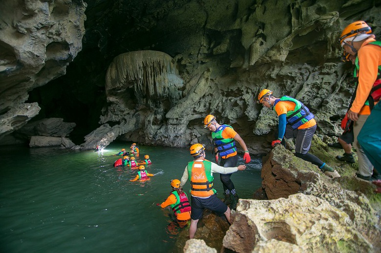 bơi v&agrave;o hang Tổ Mộ