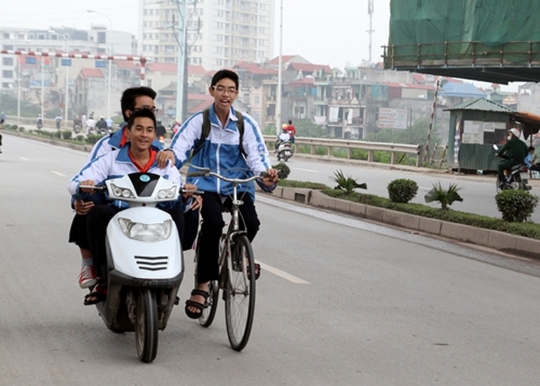hoc-sinh-di-xe-dap-dien-vi-pham-phap-luat-giao-tho