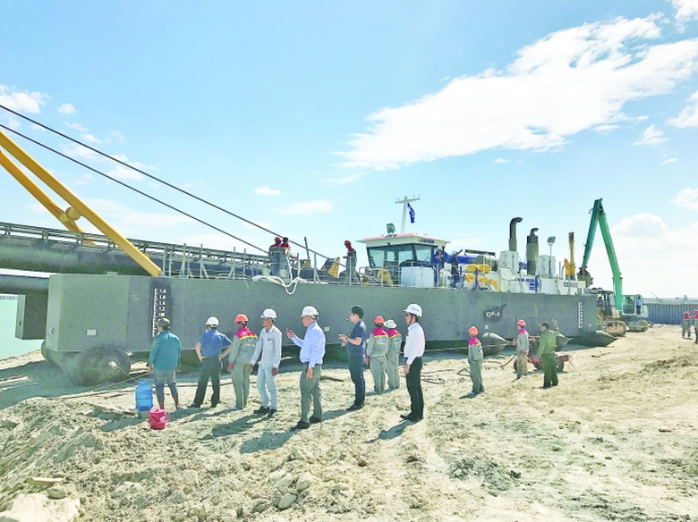 T&agrave;u chuẩn bị hạ thuỷ,.