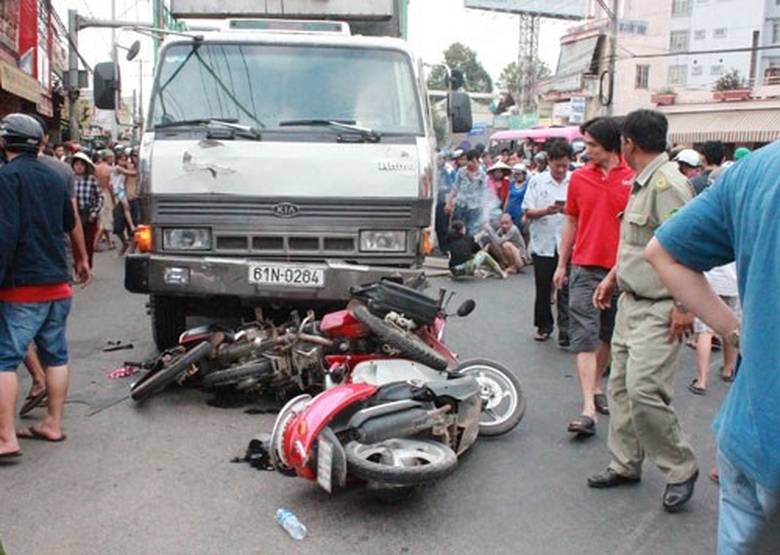 t&ocirc;ng xe li&ecirc;n ho&agrave;n 1 người chết