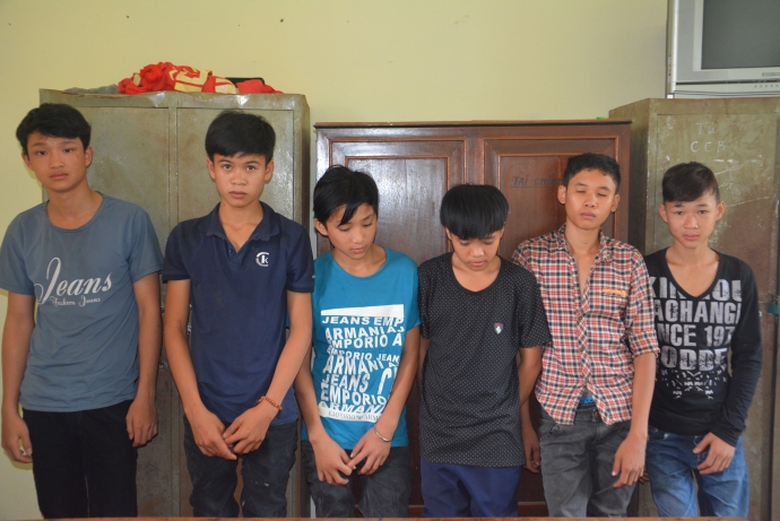 n&eacute;m đ&aacute; xe kh&aacute;ch