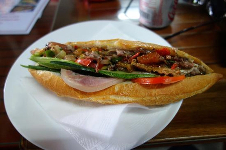banh mi Hoi An hap dan ca nguoi ban dia va khach q