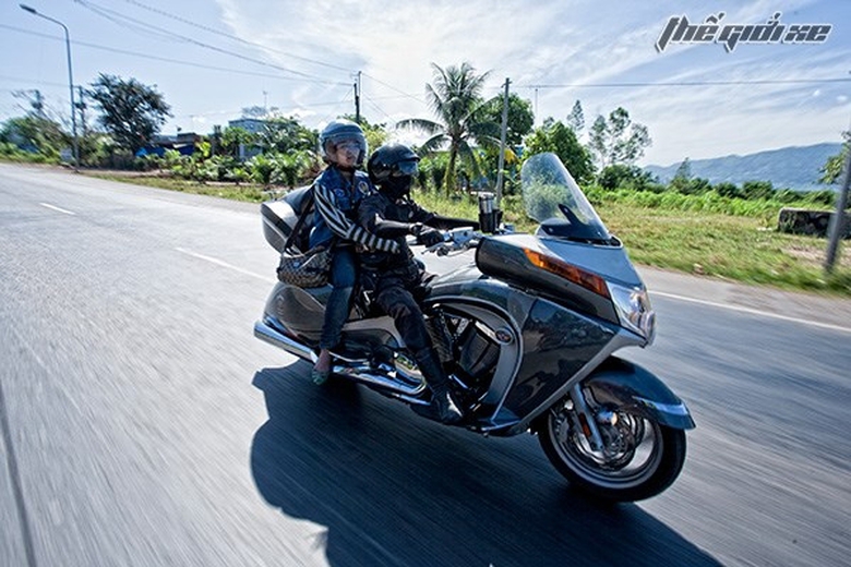 đi m&ocirc; t&ocirc; ph&acirc;n khối lớn v&agrave;o đường cao tốc