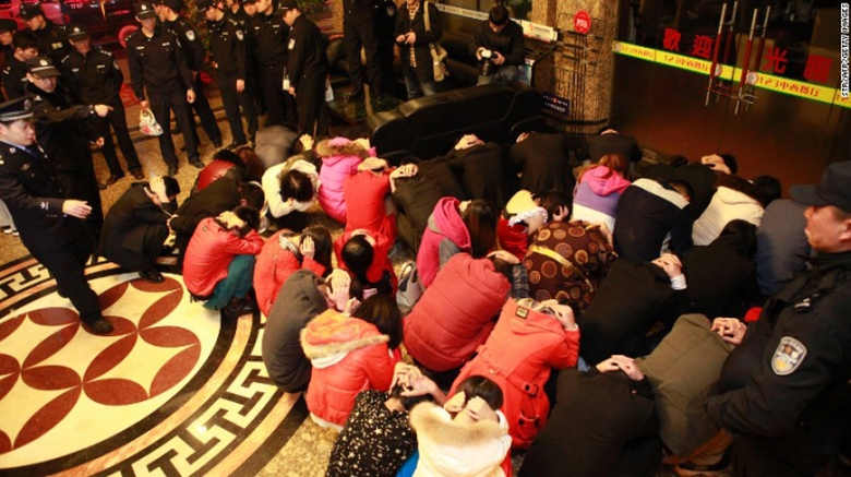 Cảnh s&aacute;t trấn &aacute;p mại d&acirc;m 2