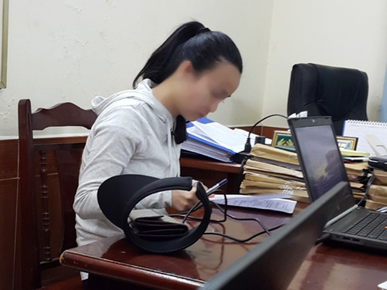 người mẫu b&aacute;n d&acirc;m đang viết giải tr&igrave;nh tại CQĐT