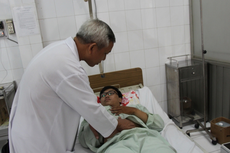 Kham noi thuong cho Linh Hoang