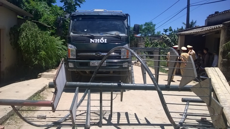 D&acirc;n lập r&agrave;o chắn xe chở đất